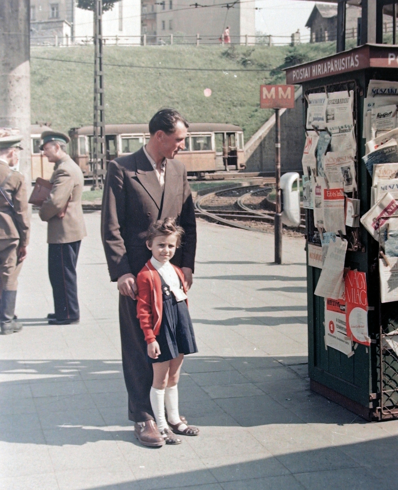Hungary, Budapest II., Széll Kálmán (Moszkva) tér., 1957, Fortepan, colorful, tram, girl, man, soldier, newsstand, tram stop, sandal, Népszabadság newspaper, Budapest, Fortepan #318