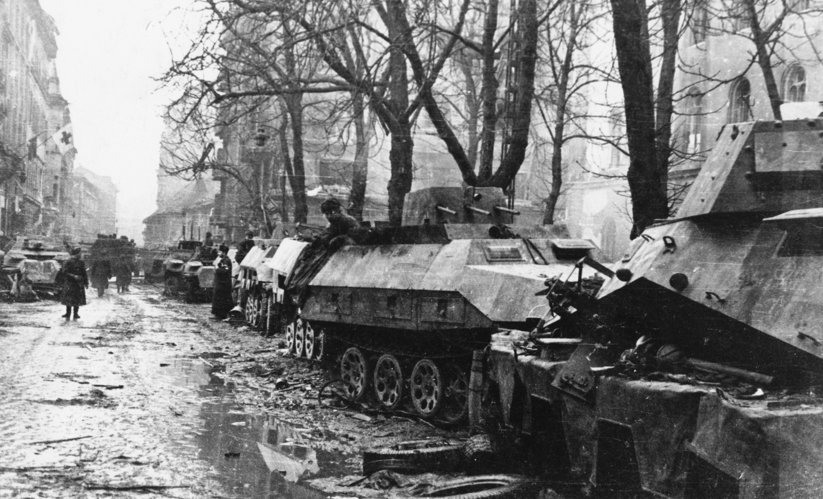 Hungary, Budapest I., Fő utca a Halász utcától a Clark Ádám tér felé nézve., 1945, Ungváry Krisztián, Gerrman brand, armoured car, second World War, wreck, combat vehicle, Budapest, Fortepan #31801