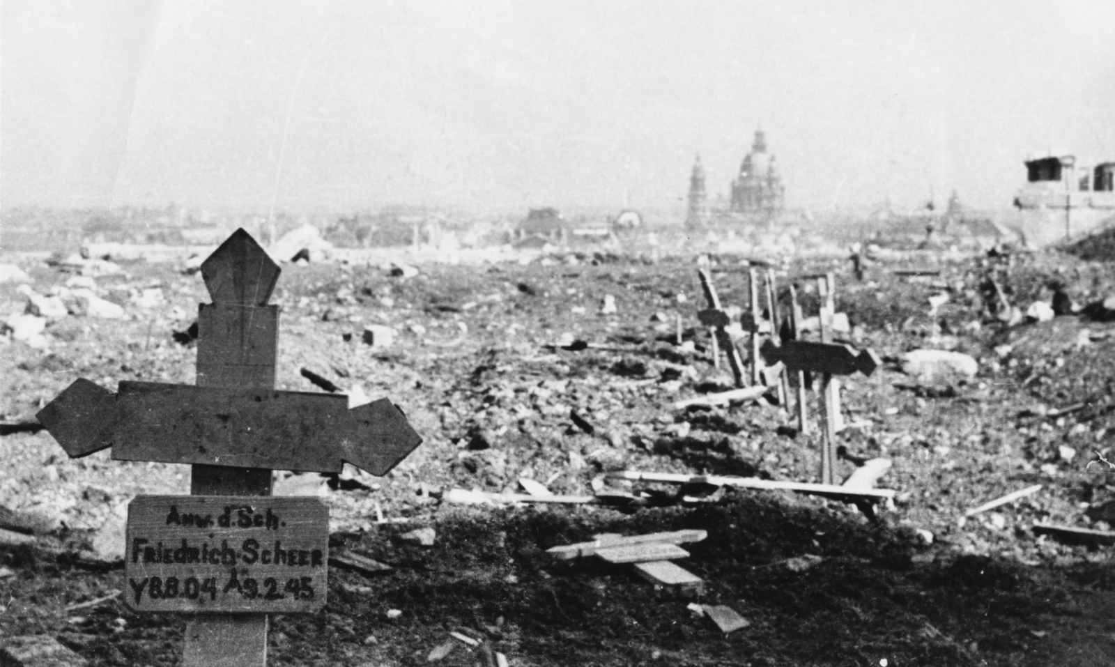 Hungary, Budapest I., háttérben a Bazilika., 1945, Ungváry Krisztián, church, second World War, cemetery, grave, Budapest, war grave, Fortepan #31802