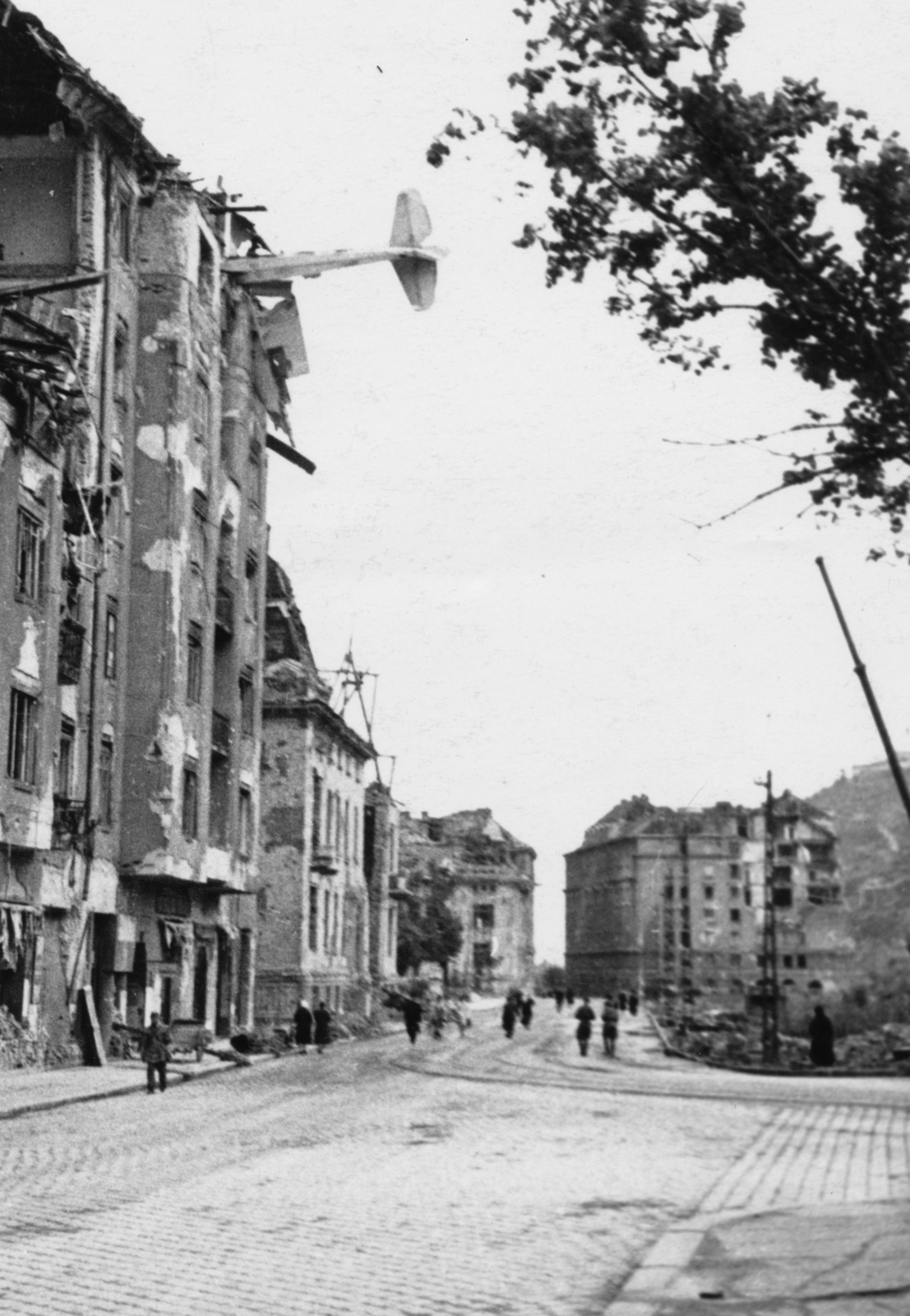 Magyarország, Budapest I., Attila út (Szent János tér) a Horváth-kerttől a Dózsa György (Palota) tér felé nézve. A vitorlázó repülőgép az Attila út 35. (Attila körút 2.) számú épületbe csapódott., 1945, Ungváry Krisztián, háborús kár, Luftwaffe, második világháború, járműroncs, épületkár, vitorlázó repülőgép, Budapest, DFS 230, Fortepan #31803