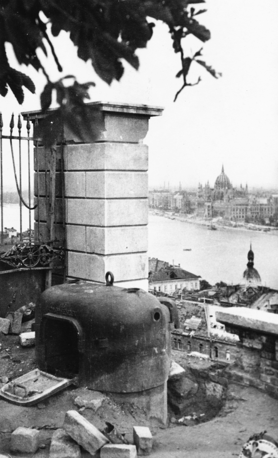 Magyarország, budai Vár, Budapest I., lövész bunkere a Sándor-palota környékén., 1945, Ungváry Krisztián, második világháború, Steindl Imre-terv, épületkár, országház, neogótika, Duna, eklektikus építészet, Budapest, Fortepan #31804