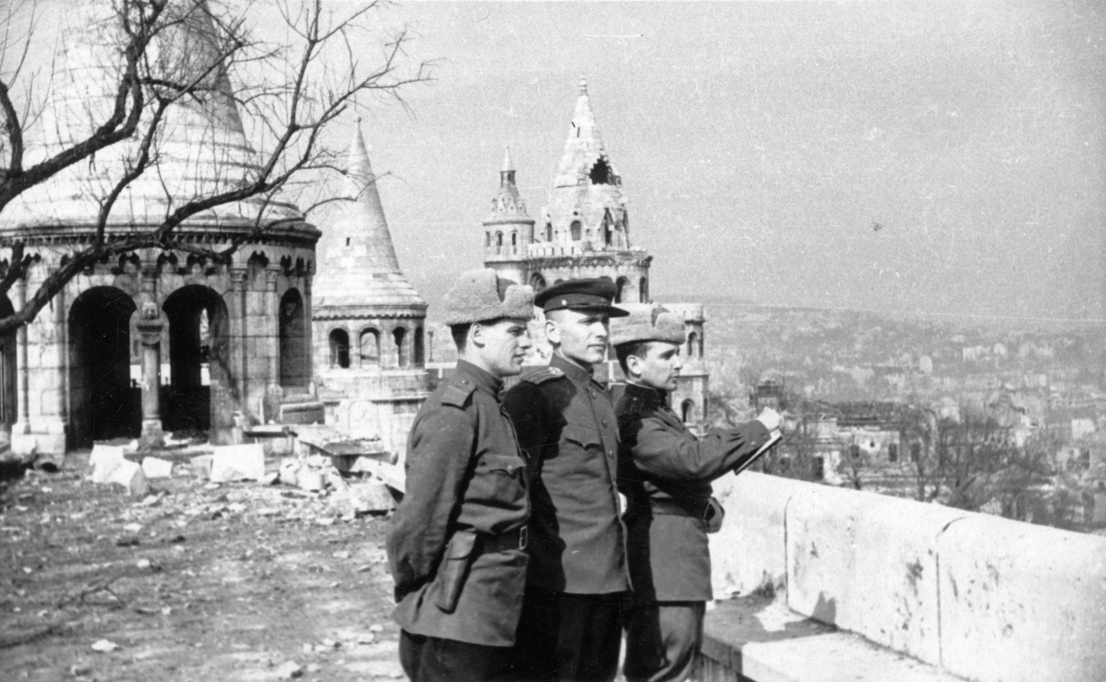 Hungary, Halászbástya, Budapest I., 1945, Ungváry Krisztián, war damage, second World War, Frigyes Schulek-design, Soviet soldier, damaged building, Budapest, Fortepan #31805