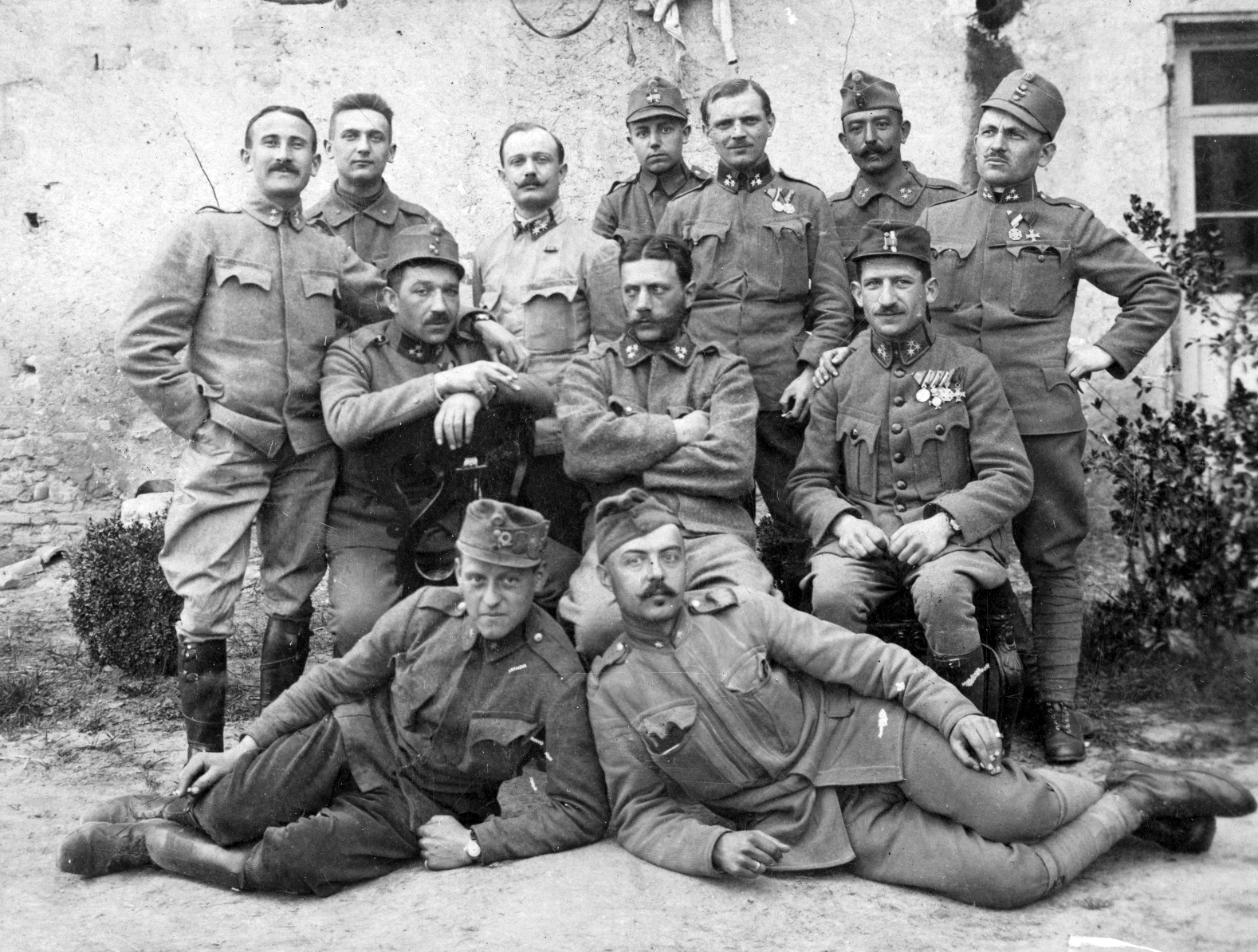 1916, Kováts Lajos, első világháború, egyenruha, udvar, csoportkép, férfiak, kitüntetés, Fortepan #31840