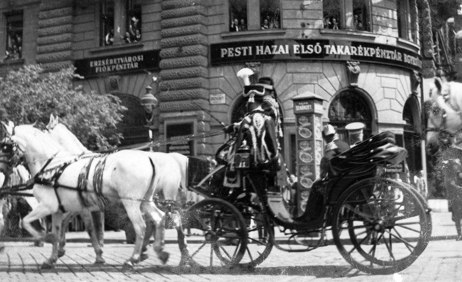 Hungary, Budapest VII., Erzsébet körút - Rákóczi út sarok, a hintóban III. Viktor Emánuel olasz király és Horthy Miklós kormányzó., 1937, Jurányi Attila, poster, sign-board, ad pillar, savings bank, Globus-brand, Budapest, Sándor Botnyik-graphics, Fortepan #31845