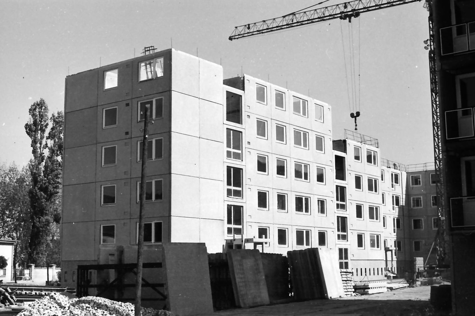 Magyarország, Komárom, József Attila utca - Kelemen László utca sarok., 1980, Gábor László, építkezés, lakótelep, panelház, daru, Fortepan #31851
