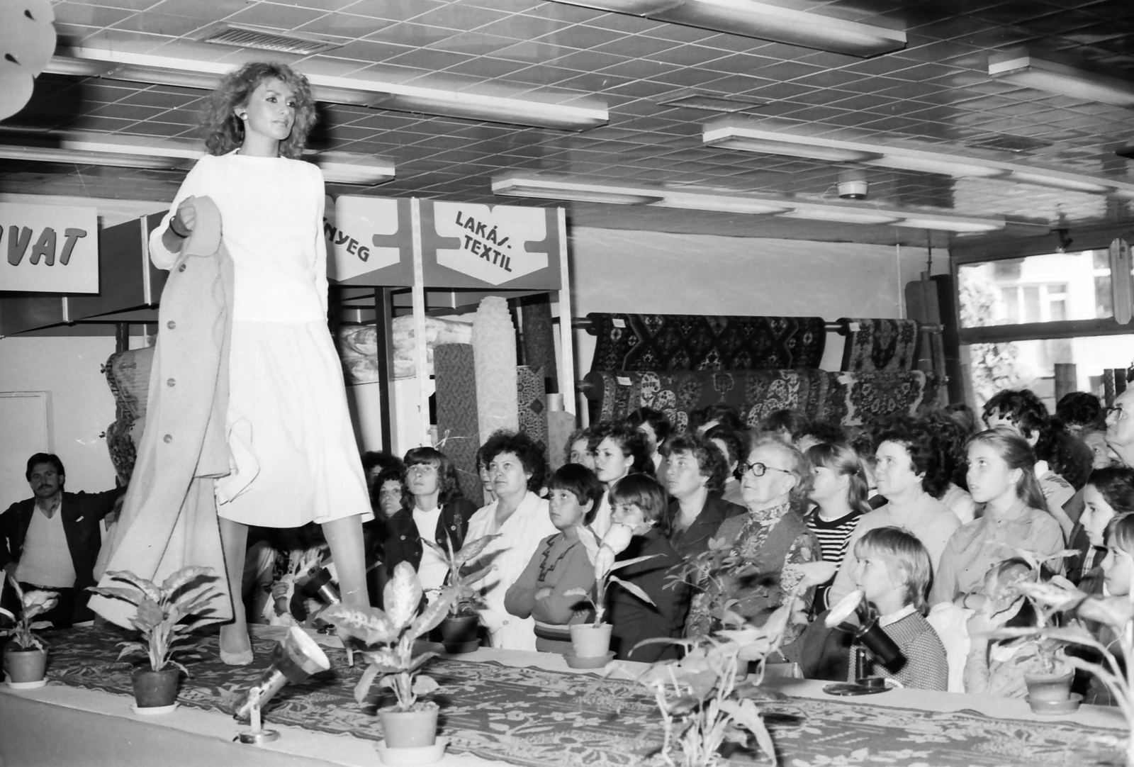 Hungary, Komarno, Duna Áruház, divatbemutató, a kifutón Halász Ilona manöken., 1982, Gábor László, fashion show, Fortepan #31860