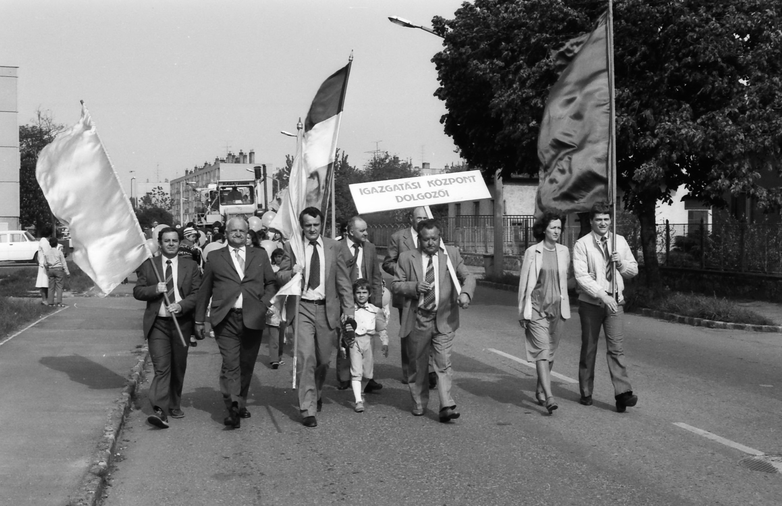 Magyarország, Komárom, Arany János utca, május 1-i felvonulók., 1981, Gábor László, zászló, felvonulás, traktor, május 1, Fortepan #31862