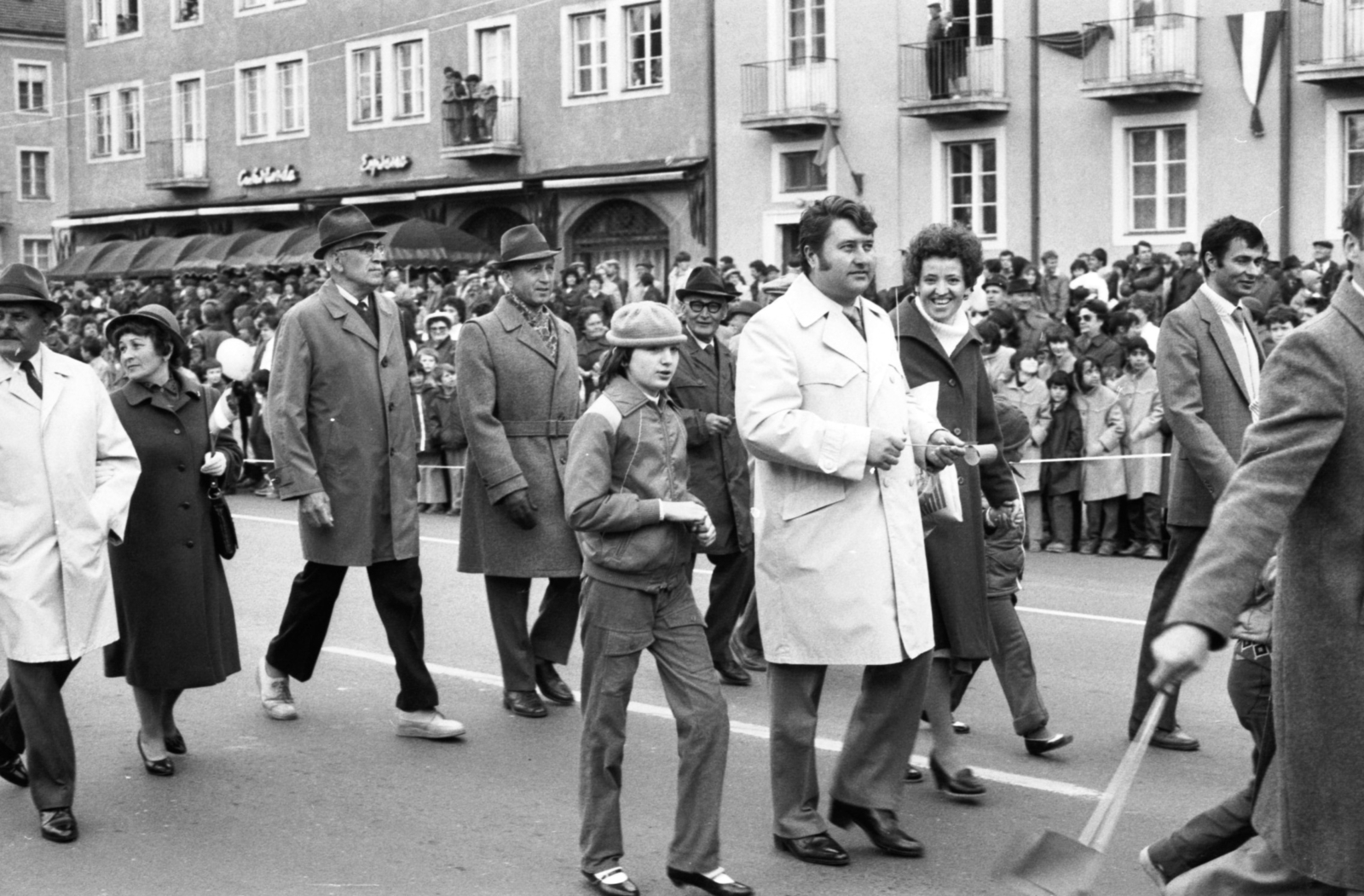 Magyarország, Komárom, Mártírok útja, május 1-i felvonulás., 1985, Gábor László, felvonulás, május 1, Fortepan #31869
