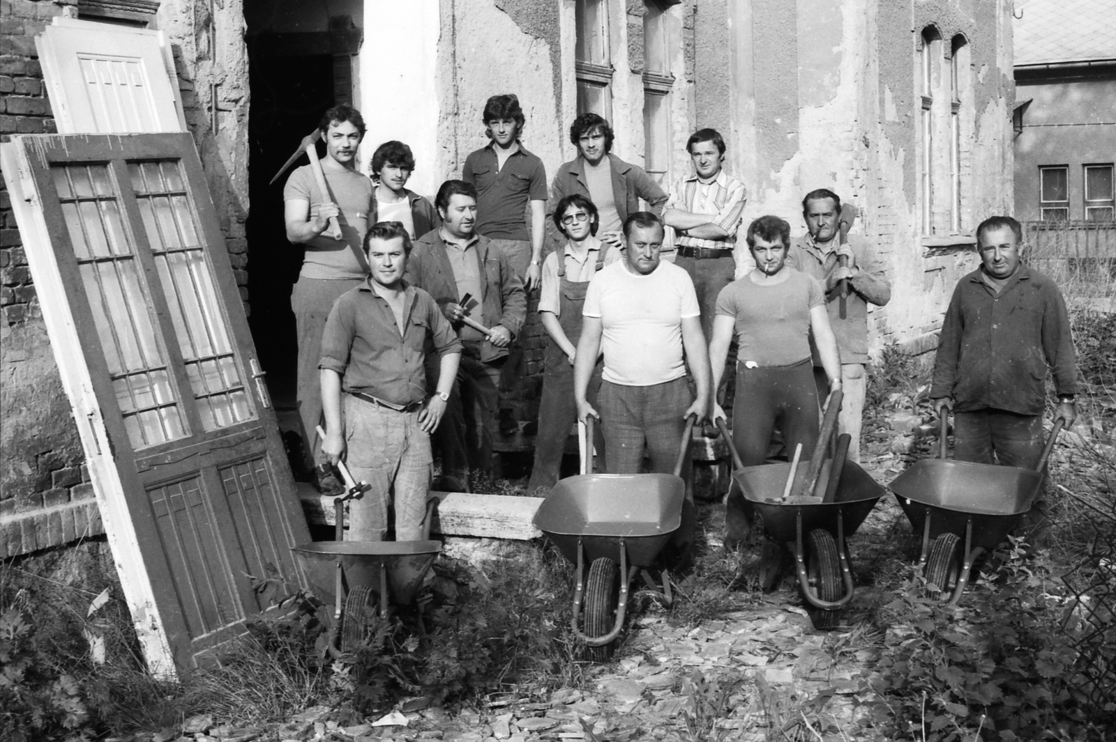 Hungary, 1981, Gábor László, wheelbarrow, socialist brigade, Fortepan #31871