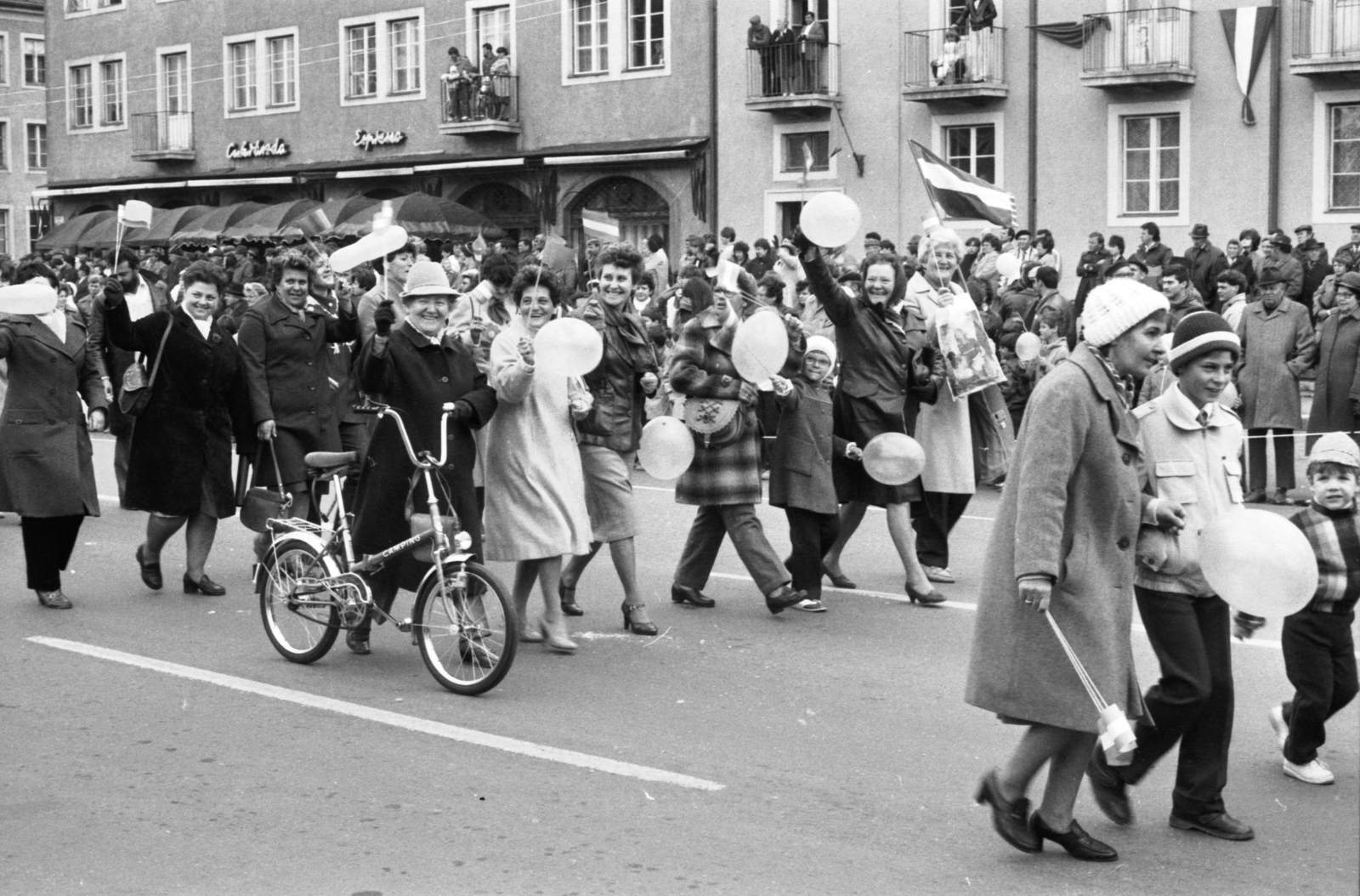 Hungary, Komarno, Mártírok útja, május 1-i felvonulás., 1981, Gábor László, bicycle, march, baloon, 1st of May parade, camping, Fortepan #31877