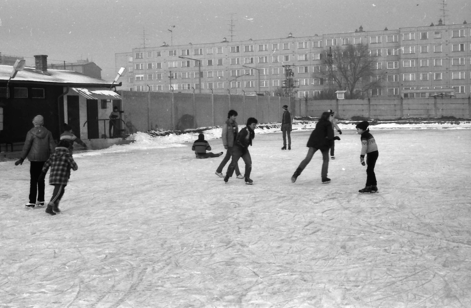 Hungary, Komarno, Csokonai Vitéz Mihály utca., 1982, Gábor László, concrete block of flats, skating, ice-skating rink, Fortepan #31881