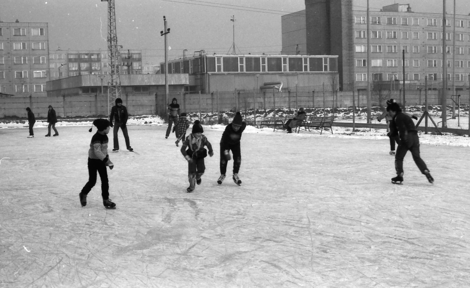 Hungary, Komarno, Csokonai Vitéz Mihály utca., 1982, Gábor László, concrete block of flats, skating, ice-skating rink, Fortepan #31882