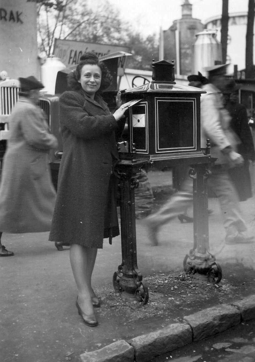 Hungary, Budapest XIV., hátterében a Kereskedelmi Múzeum épületének kupolája (a háborúban romba dőlt)., 1940, Kozma János, portrait, genre painting, international fair, letter box, lady, coat, Budapest, Fortepan #31883