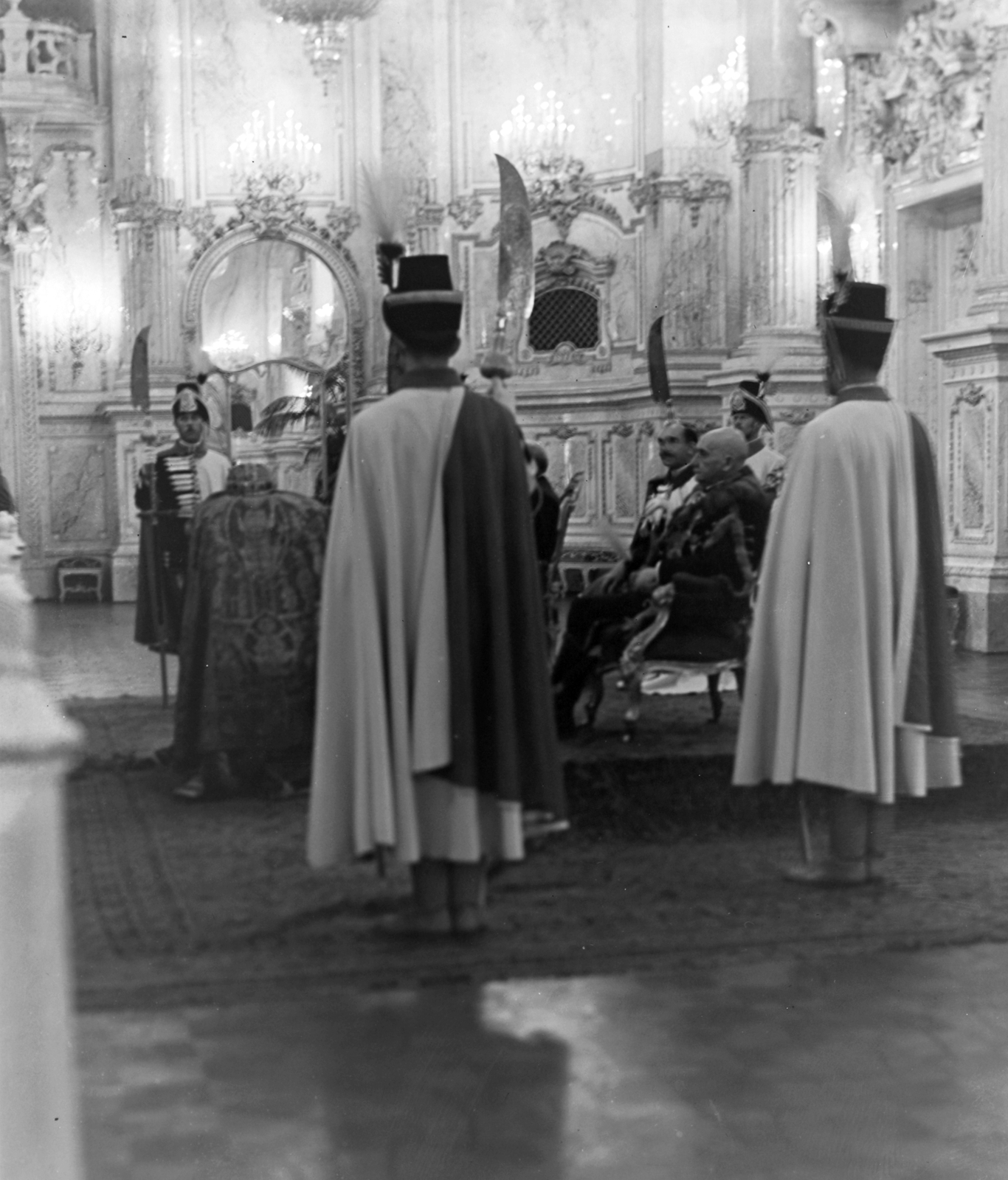 Hungary, Budapest I., Királyi Palota bálterme, a közszemlére helyezett Szent Korona és a koronázási ékszerek., 1938, Pálinkás Zsolt, furniture, interior, guard, crown guards, panache, Budapest, Fortepan #31900