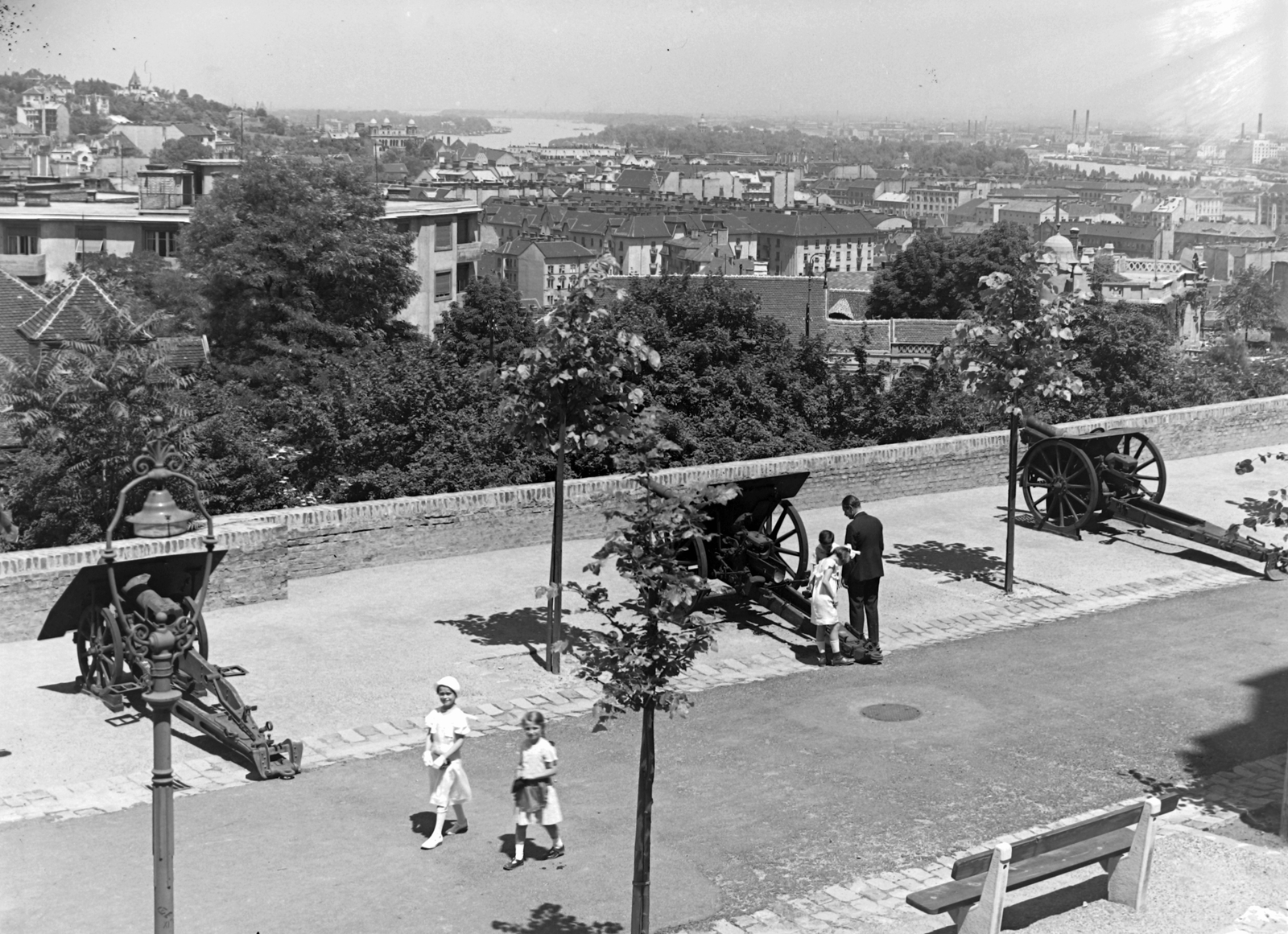 Hungary, Budapest I., Anjou (Prímás) bástya., 1933, Pálinkás Zsolt, genre painting, picture, cannon, bench, gas lamp, Budapest, Fortepan #31903