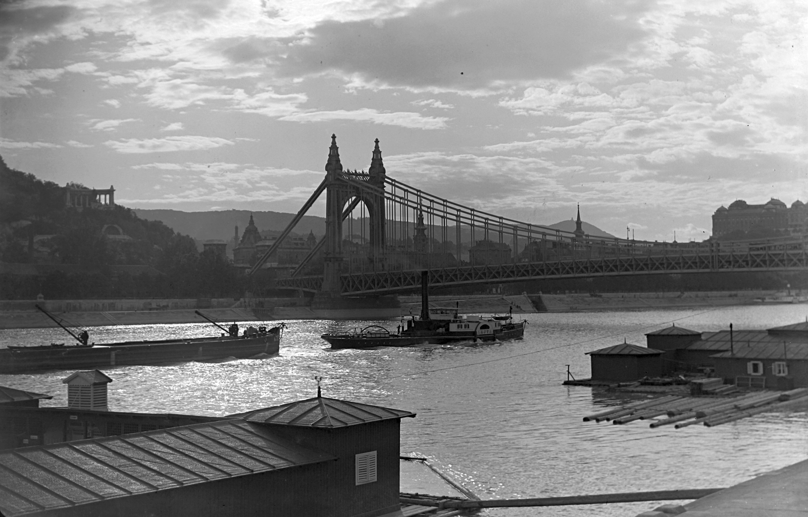 Hungary, Budapest, látkép az Erzsébet híddal és a Dunával a Belgrád (Ferenc József) rakpartról a Tabán felé nézve., 1938, Pálinkás Zsolt, ship, bridge, cityscape, barge, Danube, Dnjepropetrowsk/Laxenburg/Leitha/Lajta/Linz/Karl ship, eclectic architecture, suspension bridge, Duna-bridge, Antal Kherndl-design, Aurél Czekelius-design, Fortepan #31904