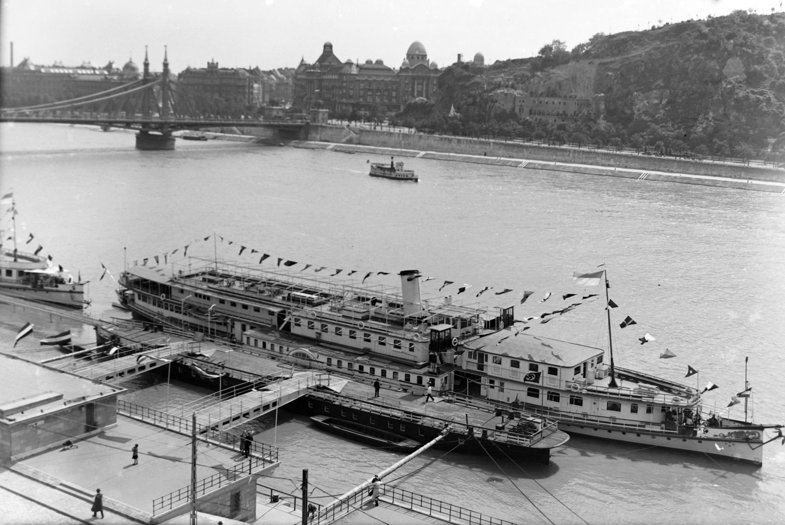 Hungary, Budapest V., Belgrád (Ferenc József) rakpart, nemzetközi hajóállomás. Látkép a Szent Gellért tér felé., 1938, Pálinkás Zsolt, ship, river, swastica, picture, port, steamboat, Jupiter/Franz Joseph I. ship, Budapest, Fortepan #31910