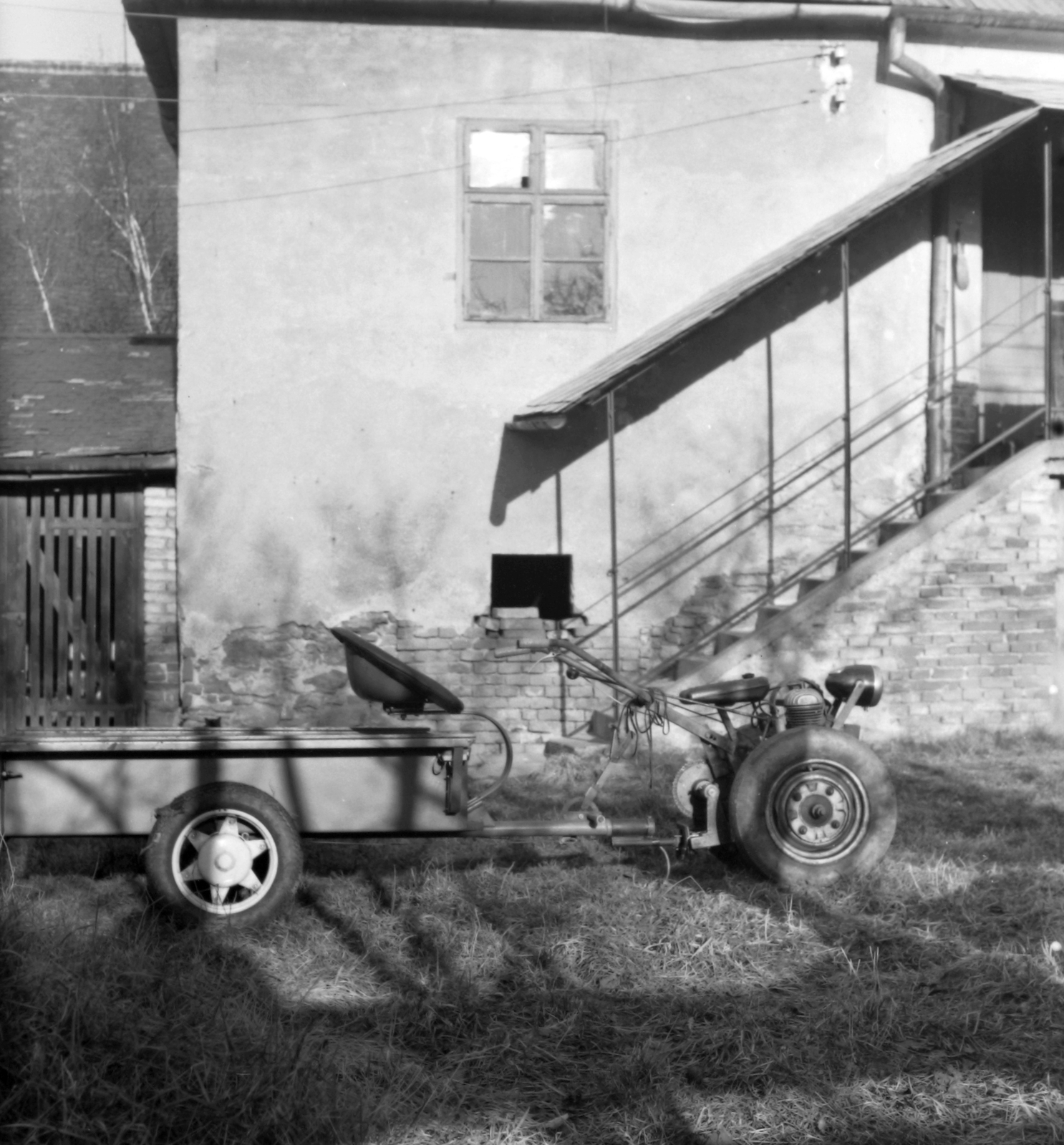 Hungary, Kőszeg, 1982, Baráth Endre, yard, stairs, home-made utility vehicle, Fortepan #31915