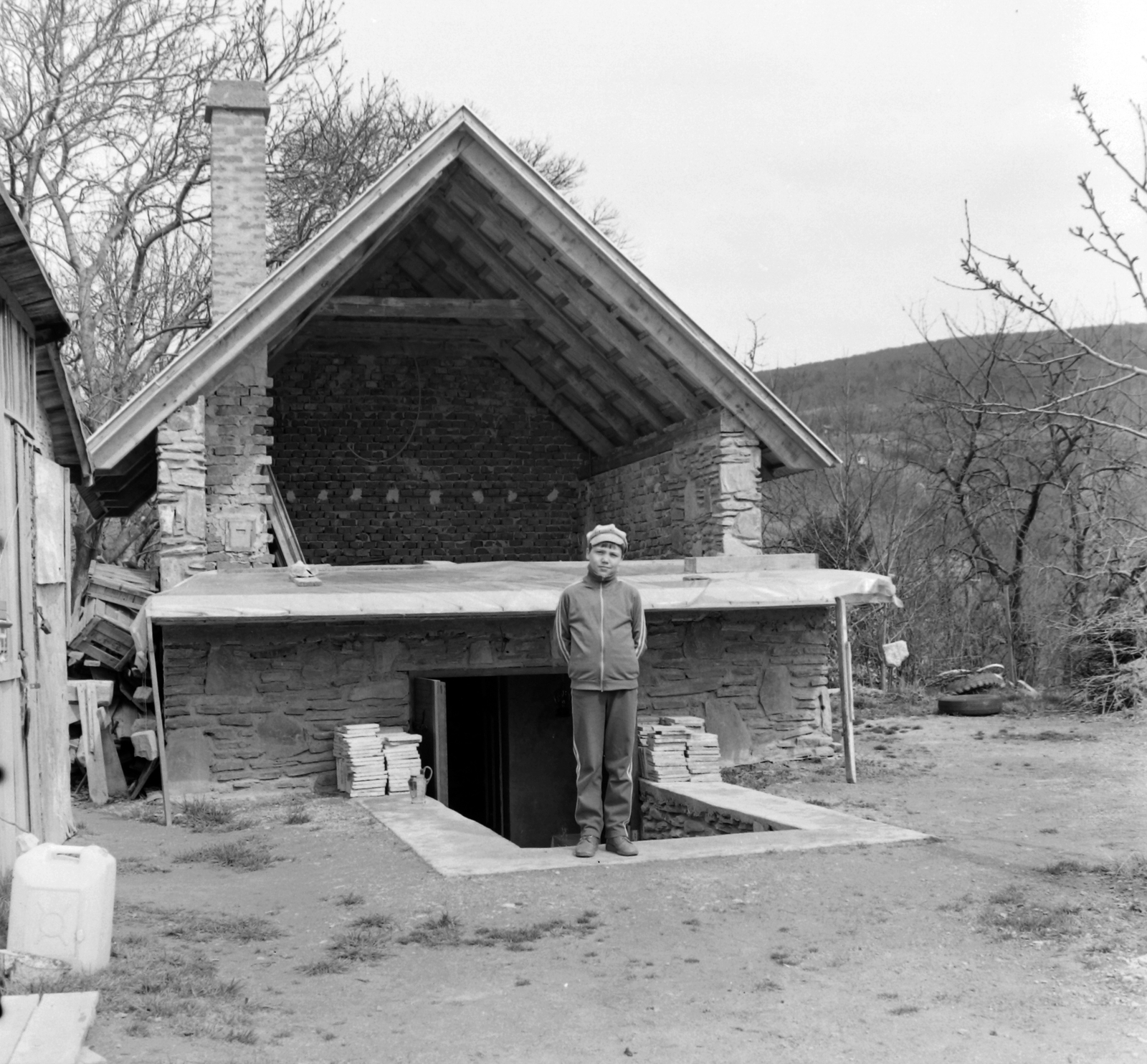 1982, Baráth Endre, portrait, construction, booth, boy, holiday house, hillside, hands behind the back, Fortepan #31918