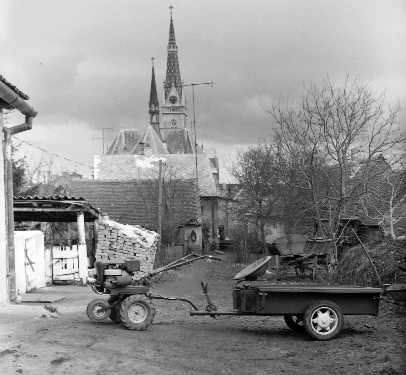 Magyarország, Kőszeg, az Ady Endre utca 2. számú ház udvara a Szent Imre herceg (Lőwy Sándor) utca felől, háttérben a Jézus Szíve-templom., 1982, Baráth Endre, templom, csettegő, tégla, Fortepan #31920