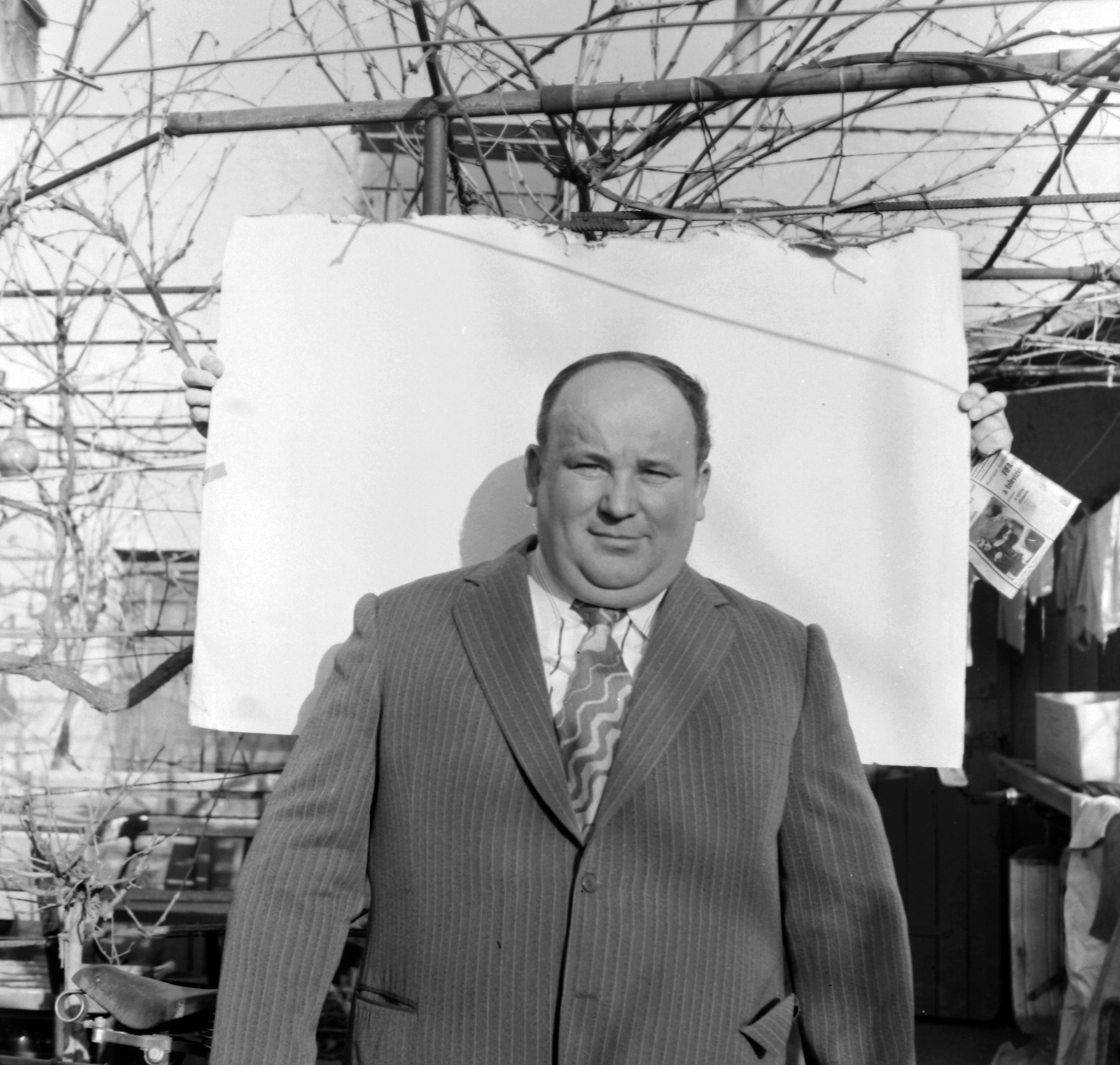 1982, Baráth Endre, portrait, bicycle, yard, man, fatness, Fortepan #31921