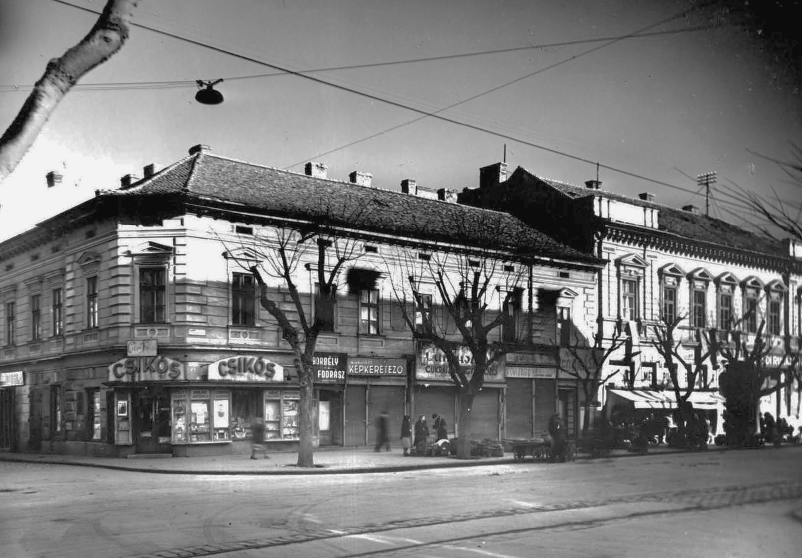 Magyarország, Szeged, Tisza Lajos körút - Attila utca sarok., 1947, Kozma János, üzletportál, sínpálya, redőny, sarokház, Fortepan #31935