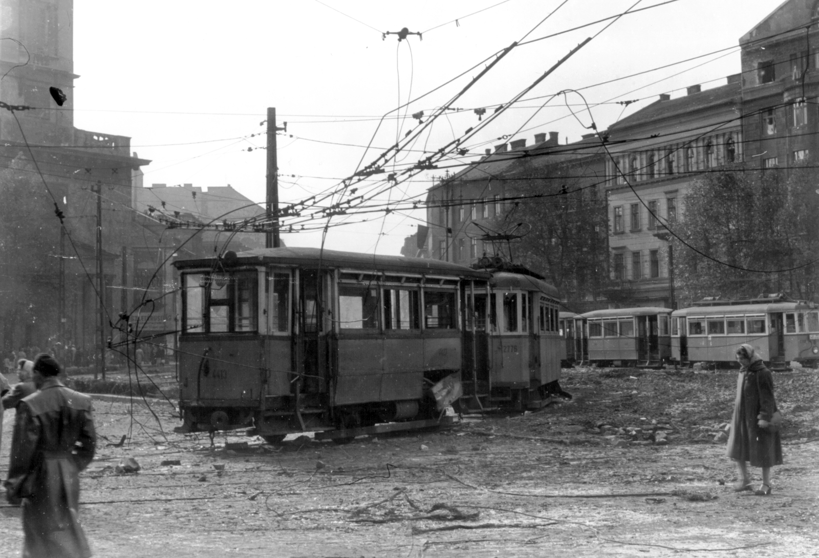 Magyarország, Budapest VIII.,Budapest V.,Budapest IX., Kálvin tér, balra a református templom., 1956, Papp István, forradalom, villamos, rom, Budapest, Fortepan #31986
