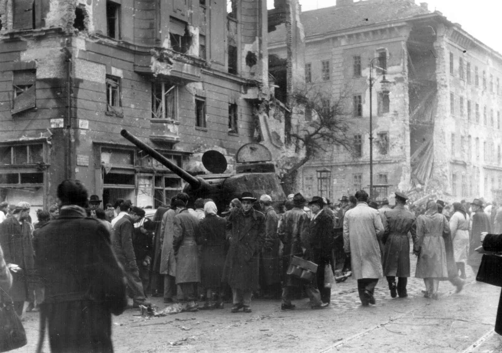 Magyarország, Budapest VIII., József körút a Ferenc körút felé nézve, balra a Corvin (Kisfaludy) köz, szemben a Kilián laktanya., 1956, Papp István, forradalom, T-34 tank, Budapest, Fortepan #31989