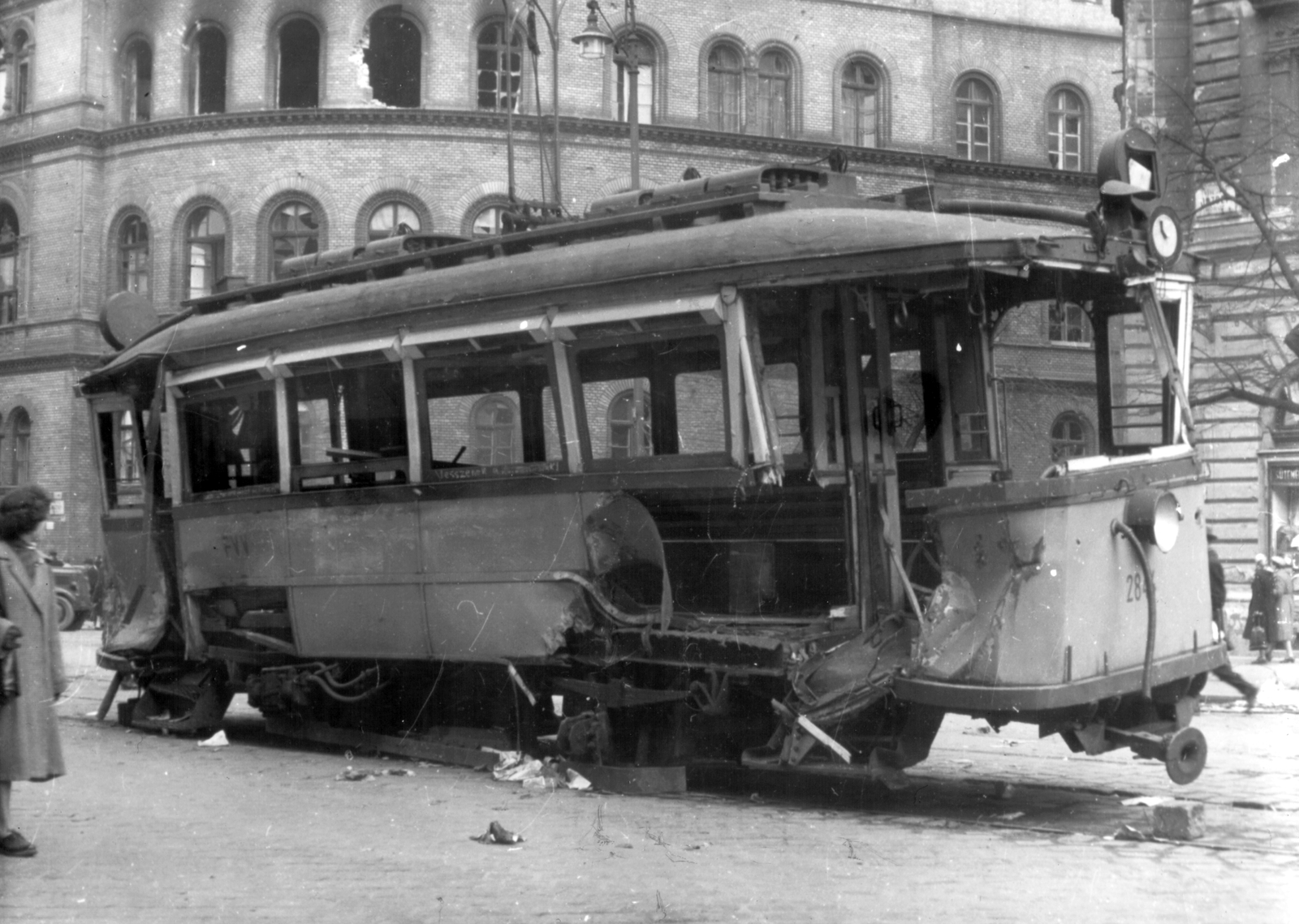 Hungary, Budapest VIII., József körút, háttérben a Népszínház utca torkolatánál az egykori ipari felső iskola., 1956, Papp István, revolution, street view, tram, wreck, Budapest, FVV-organisation, Fortepan #31990