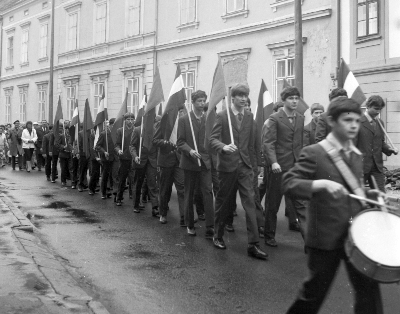 Hungary, Kőszeg, Gyöngyös utca, háttérben a Szabó-ház. Május 1-i felvonulás., 1976, Baráth Endre, flag, youth, march, 1st of May parade, drum, Fortepan #31994