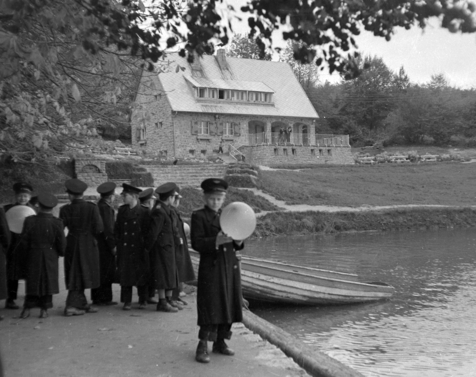 Hungary, Abaliget, Csónakázótó, háttérben a turistaház (később Denevér Múzeum)., 1959, Baráth Endre, ship, uniform, baloon, boys, Fortepan #32000
