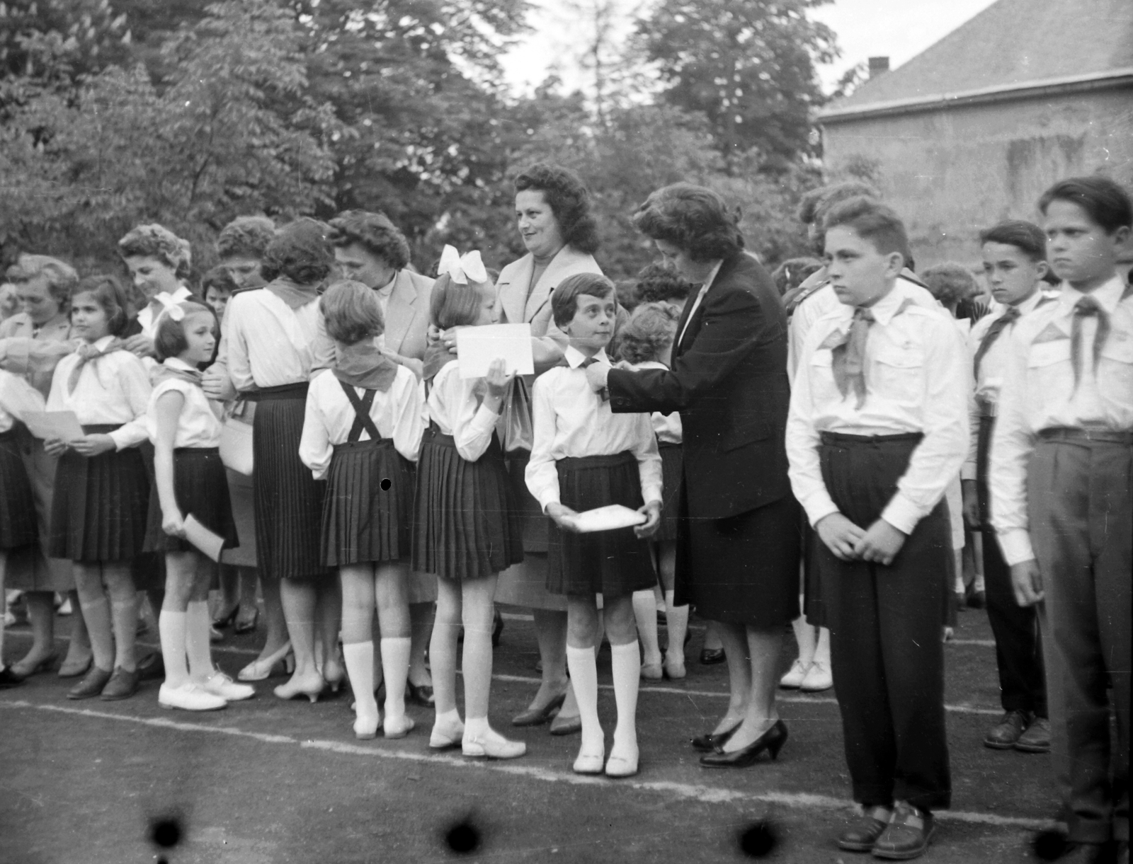 Hungary, Kőszeg, Kelcz-Adelffy utcai általános iskola udvara., 1966, Baráth Endre, kid, pioneer, inauguration, festive, pleated skirt, Fortepan #32001