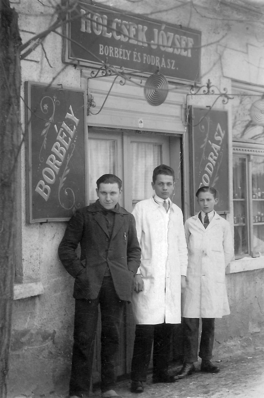 Magyarország, Budapest XI., Albertfalva, Holcsek József fodrászüzlete., 1927, Buzás Tamás, cégtábla, csoportkép, férfiak, fodrászat, munkaköpeny, cégér, Budapest, zsebredugott kéz, borbély, Fortepan #32030