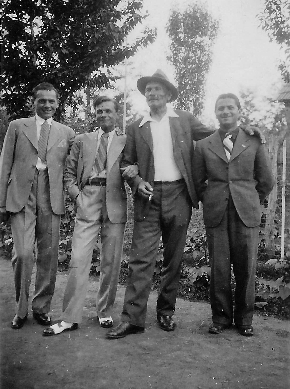 1938, Buzás Tamás, hat, cigarette, smoking, tableau, men, hands behind the back, arms around shoulders, open-necked shirt, Fortepan #32040