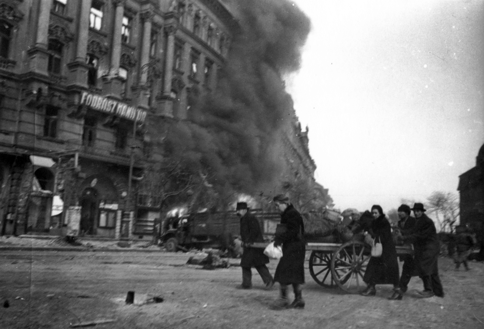 Hungary, Budapest XIII., Nyugati (Berlini) tér a Váci út felé nézve., 1945, Fortepan, fire, Budapest, men, coat, women, pedestrian, sign-board, handbarrow, smoke, Fortepan #32046