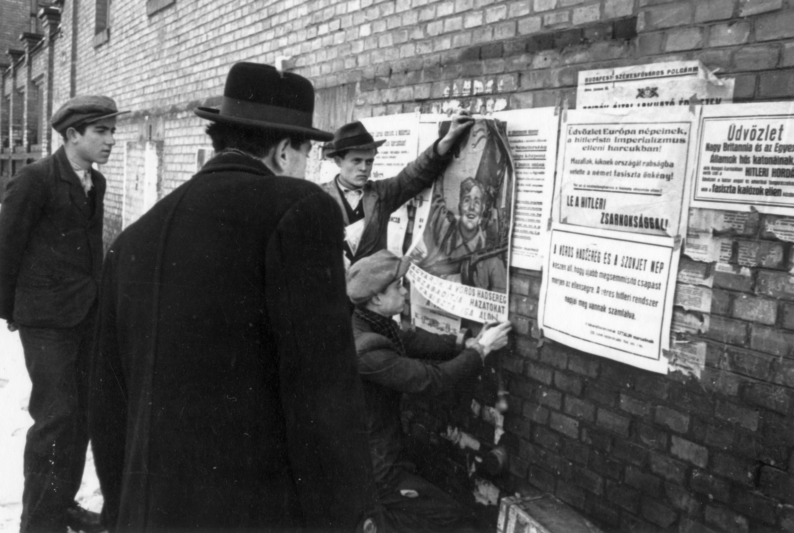 Hungary, Budapest X., Sörgyár utca, a 46-48. számú ház a Kada utcánál., 1945, Fortepan, hat, poster, Soviet soldier, PPS machine gun, Budapest, Fortepan #32049