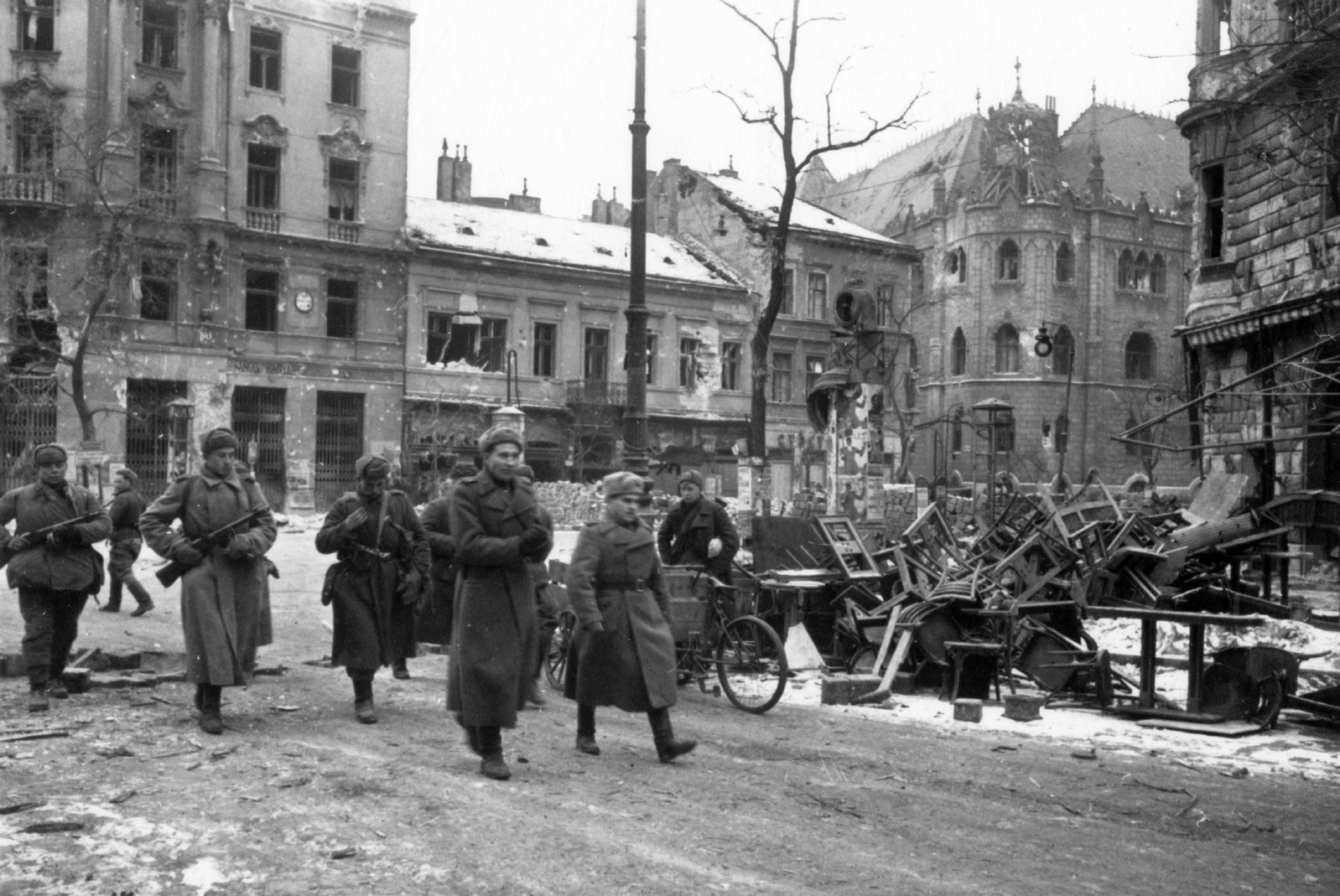 Hungary, Budapest VIII.,Budapest IX., Üllői út - József körút kereszteződése, jobbra az Iparművészeti Múzeum. Balra a Ferenc körút 46. sz épület. Elöl kimagaslik Lebigy Nyikolaj Szergejevics szovjet alezredes., 1945, Fortepan, winter, Secession, tricycle, museum, Ödön Lechner-design, Soviet soldier, damaged building, machine gun, PPS machine gun, Budapest, Art Nouveau architecture, Gyula Pártos-design, Fortepan #32051