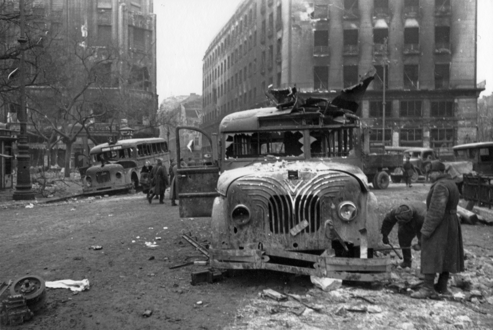 Hungary, Budapest V., Deák Ferenc tér, szemben a Deák Ferenc utca., 1945, Fortepan, bus, Hungarian brand, MÁVAG-brand, wreck, Budapest, public transport line number, Soviet soldier, Fortepan #32052