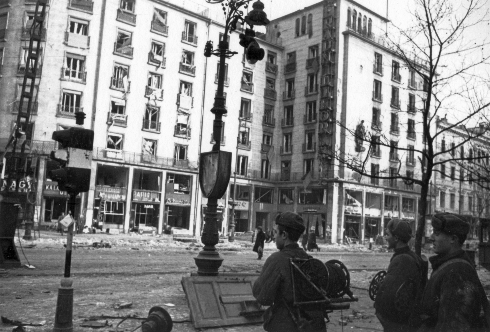 Magyarország, Budapest VII., Astoria kereszteződés, Károly körút - Rákóczi út sarok, MTA lakóház és Georgia bérpalota., 1945, Fortepan, tél, jelzőlámpa, lámpaoszlop, szovjet katona, épületkár, Budapest, Hültl Dezső-terv, Fortepan #32054