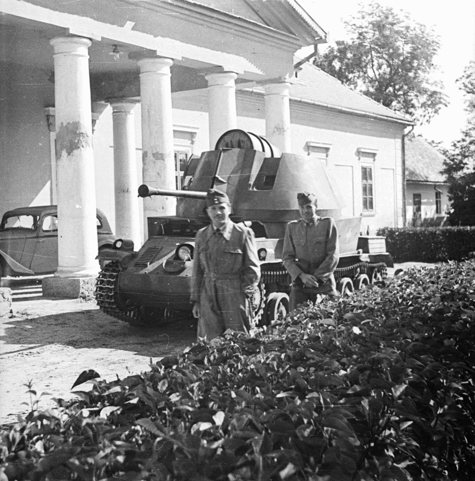 MÁVAG gyártmányú 40M Nimród páncélvadász és légvédelmi gépágyú., 1941, Ludovika, Hungarian brand, MÁVAG-brand, weapon, soldier, pillar, ordnance, mansion, Fortepan #3206