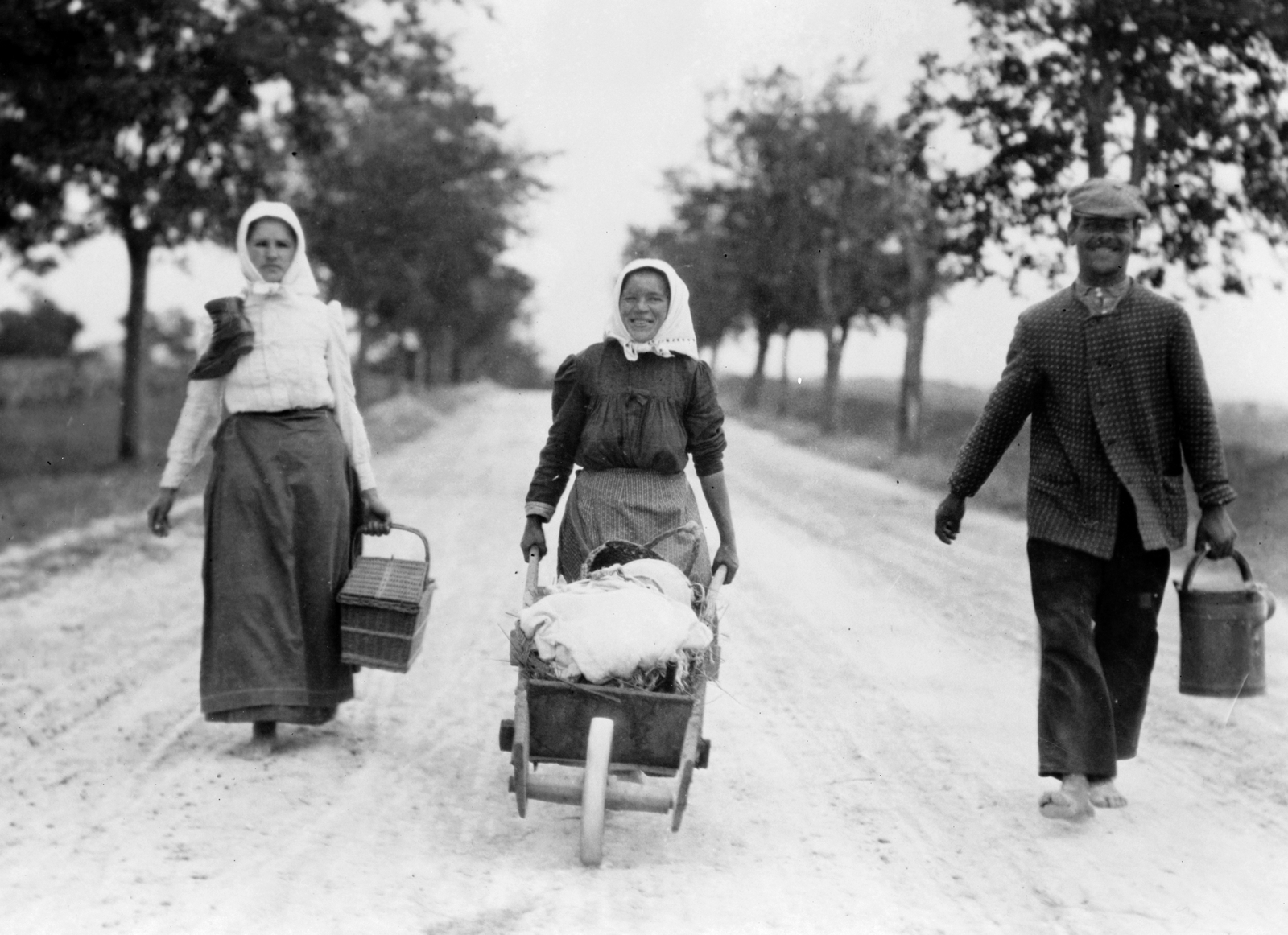 1923, Library of Congress, poverty, shoe, tableau, smile, women, moustache, folk costume, basket, man, peasant, can, wheelbarrow, headscarf, three people, Fortepan #32064