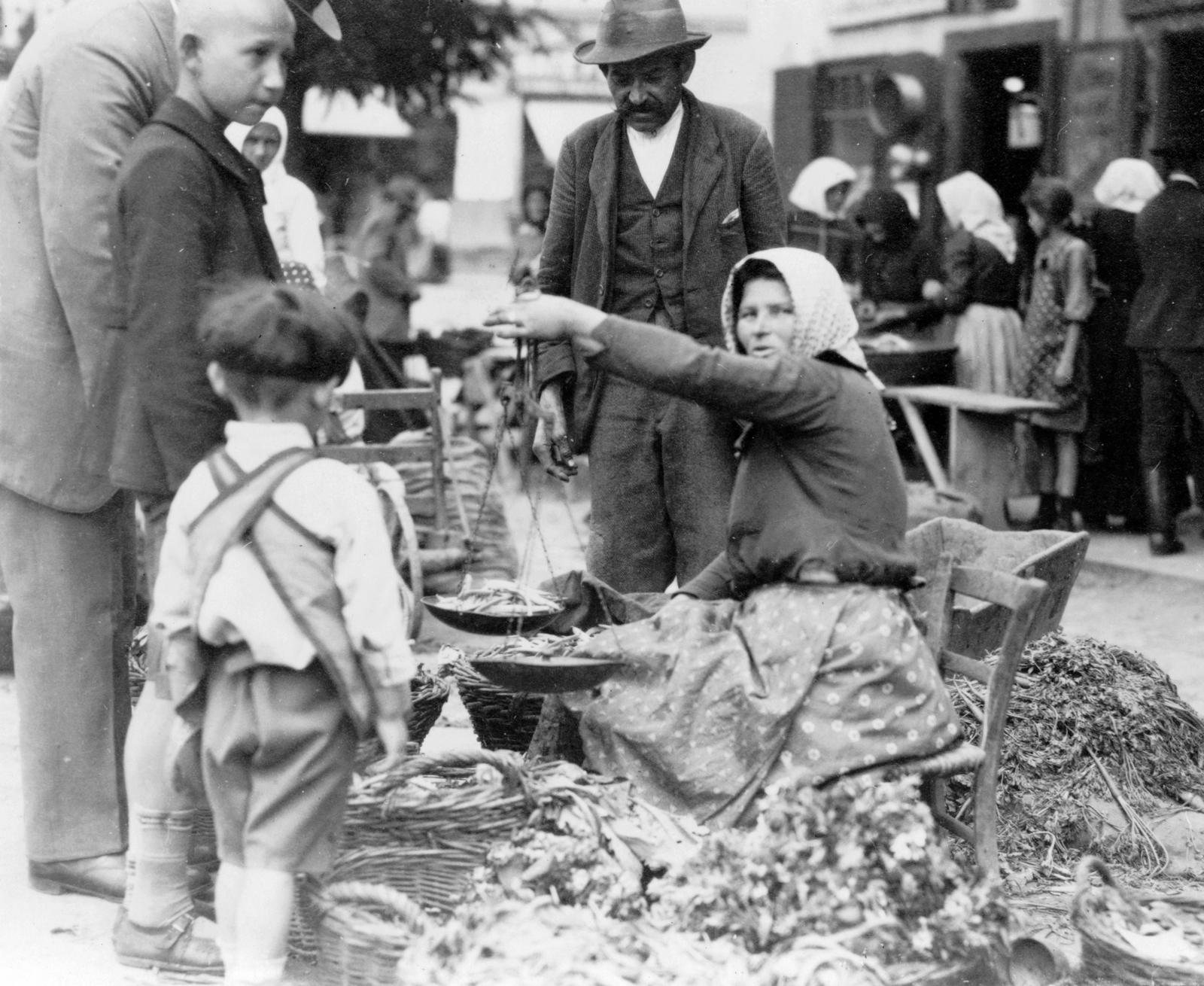 Hungary, Székesfehérvár, Piac tér (Hal tér, Búza piac)., 1923, Library of Congress, market, genre painting, folk costume, basket, scale, Fortepan #32069