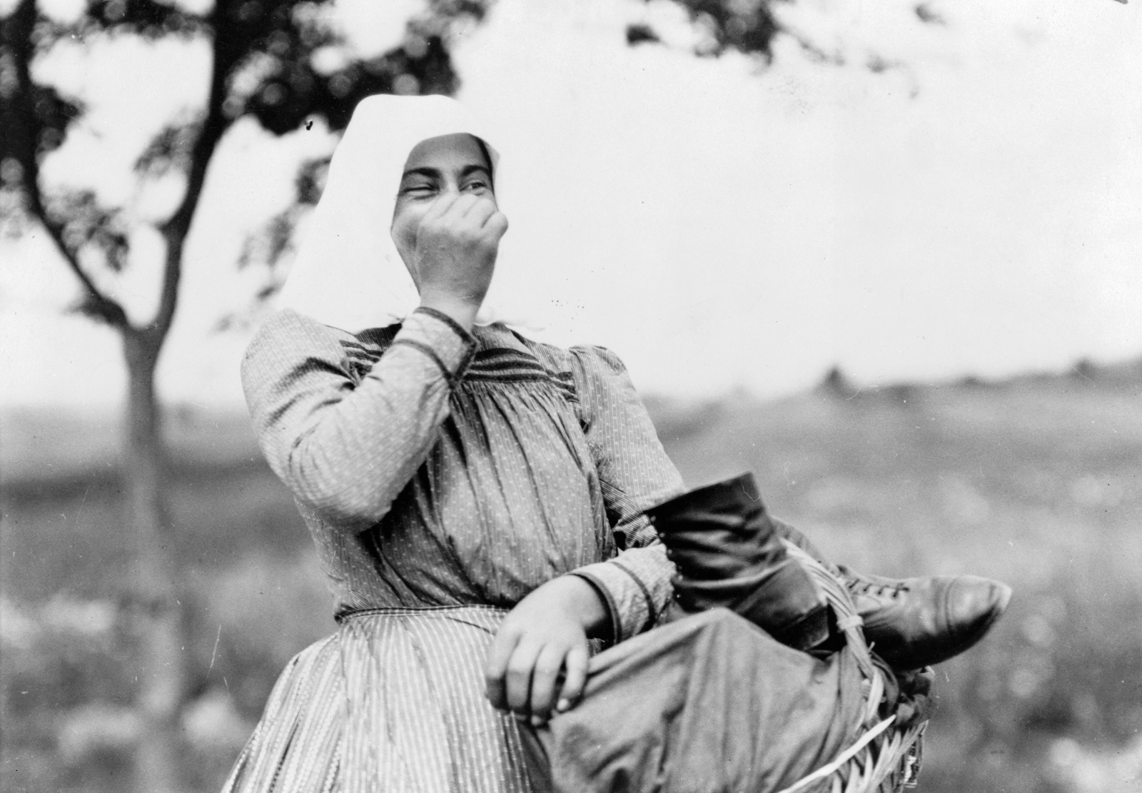 1923, Library of Congress, portrait, shoe, smile, basket, peasant, woman, headscarf, Fortepan #32074