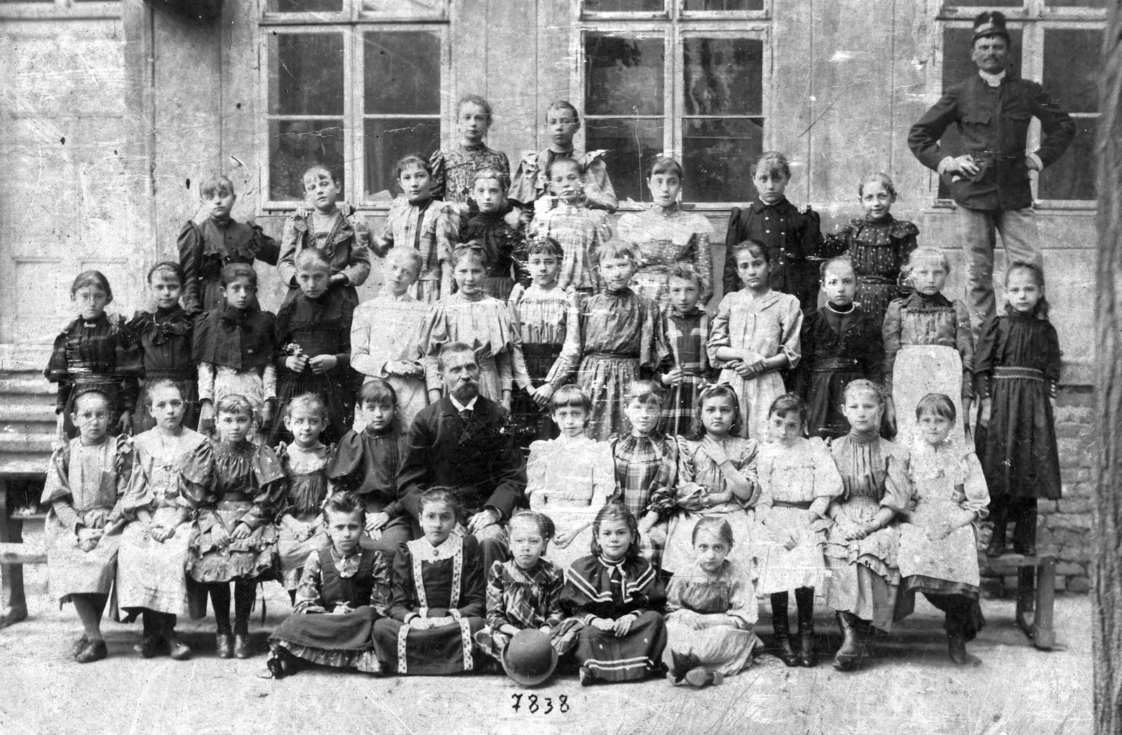 Hungary, Budapest VIII., Rigó utcai elemi leányiskola IV. osztálya (1893-1894)., 1900, GGAABBOO, school, class photo, tableau, girls' class, kids, teacher, Budapest, akimbo, Fortepan #32083