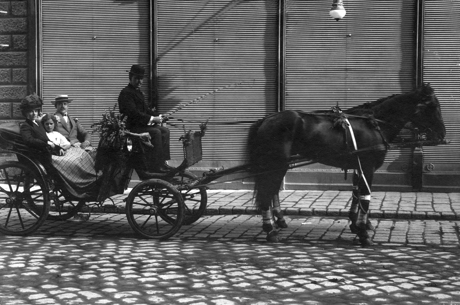 1920, GGAABBOO, fashion, hat, family, horse, carriage, tableau, Horse-drawn carriage, coach, man, woman, bouquet, teamster, kid, fiacre, Fortepan #32116