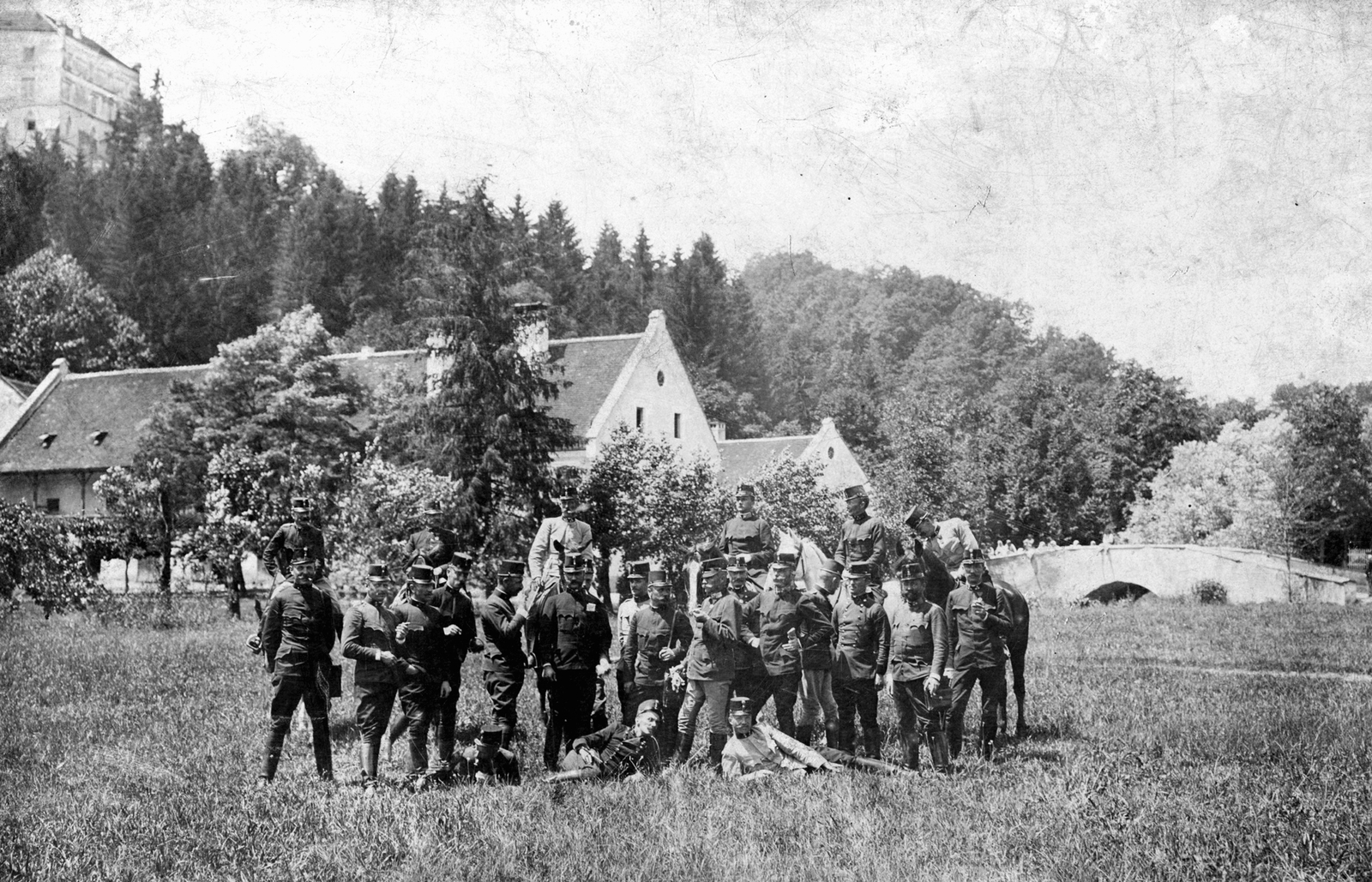 Croatia, Trakošćan, balra fent a Trakostyáni kastély., 1900, GGAABBOO, tableau, soldier, Fortepan #32121