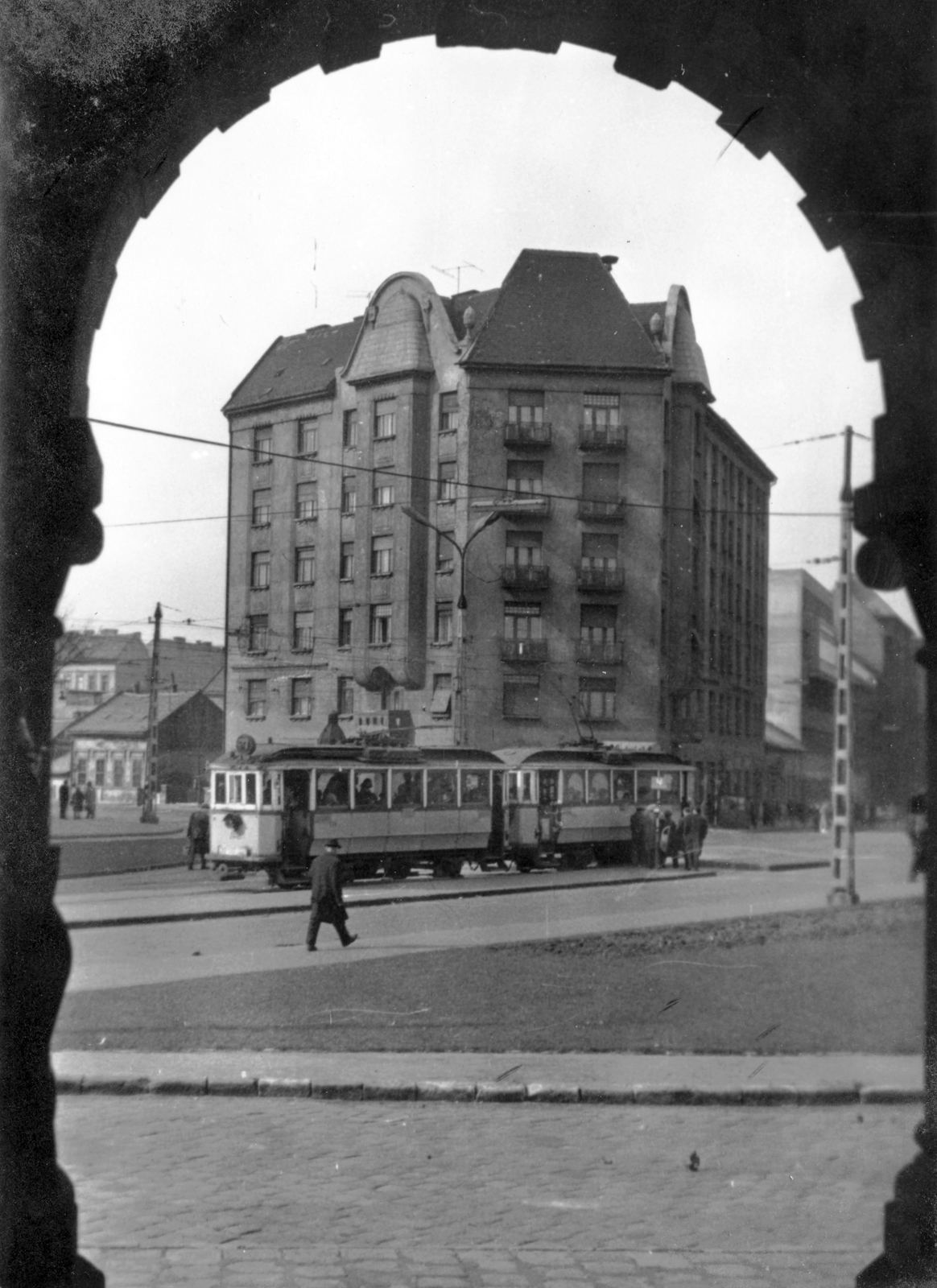 Hungary, Budapest IX., Haller utca - Mester utca sarok a Páli Szent Vince-templom árkádja alól fényképezve., 1966, Fortepan, street view, tram, arch, Budapest, Fortepan #32143