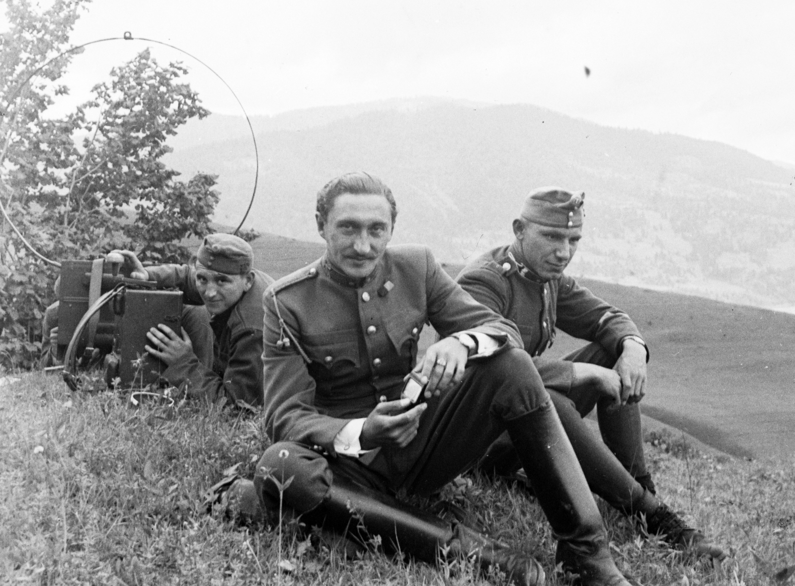 Híradó katonák R/3-as típusú katonai rádióval., 1942, Pálinkás Zsolt, men, radio, soldier, boots, Fortepan #32161