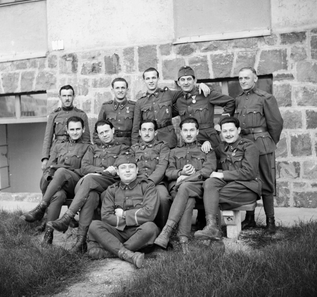 1942, Pálinkás Zsolt, csoportkép, férfiak, katona, kitüntetés, karpaszomány, ülés keresztbe tett lábakkal, hátratett kéz, karok a vállon, Fortepan #32163