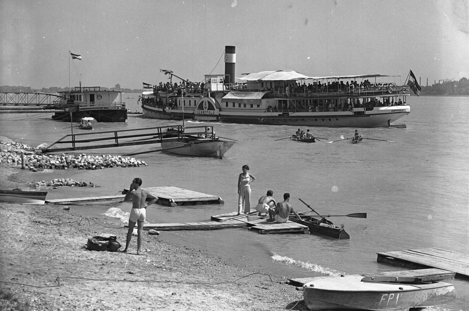 Hungary, Budapest III., Római part, Kossuth (Leányfalu) oldalkerekes személyszállító gőzhajó., 1938, Pálinkás Zsolt, ship, river, genre painting, boat, pier, shore, paddling, steamboat, boat station, Kossuth/Leányfalu/Rigó/Ferenc Ferdinánd Főherceg ship, Budapest, Fortepan #32176